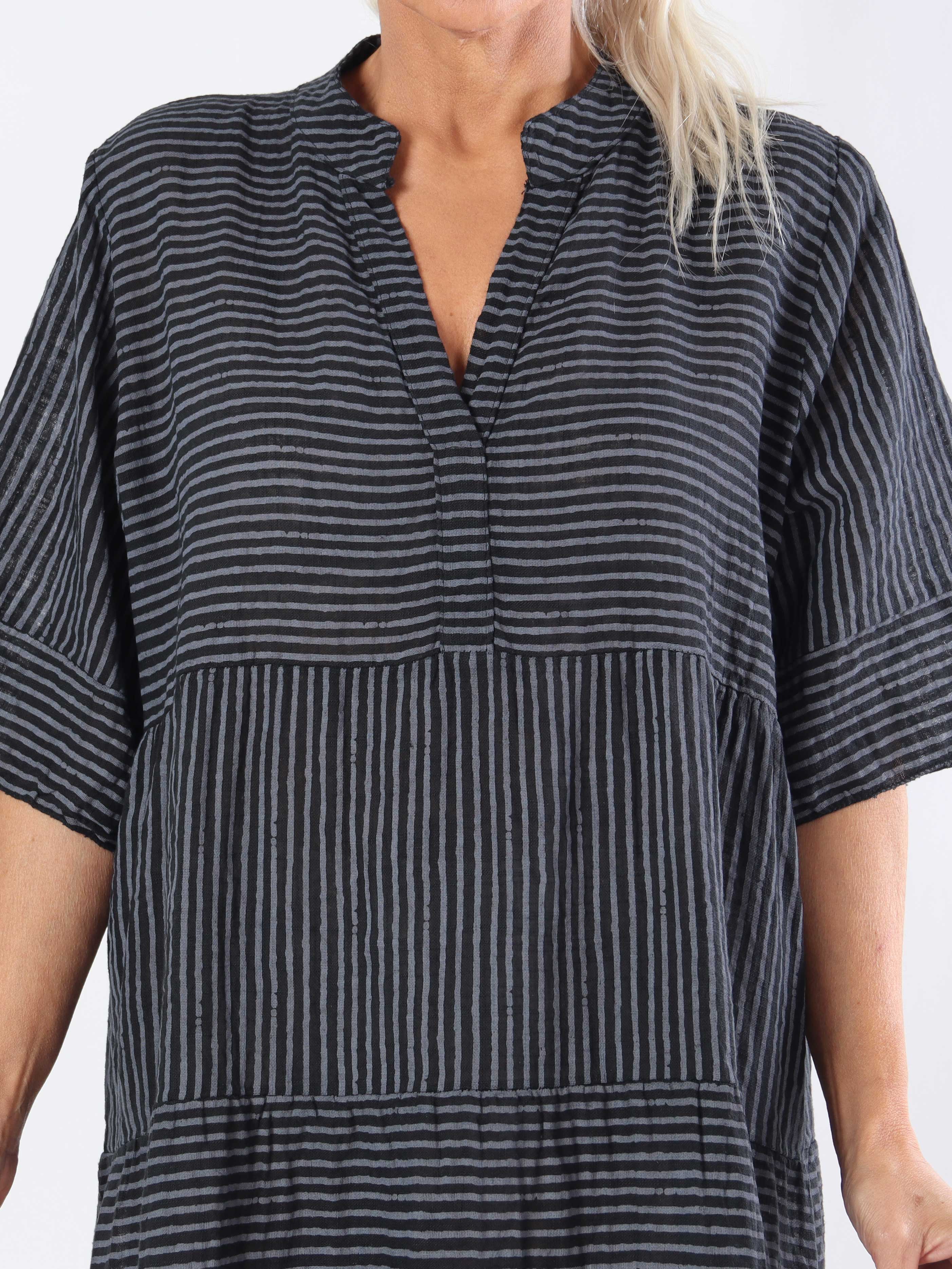 Jenni - Söt randig bomullsklänning i plus size i linne-liknande tyg